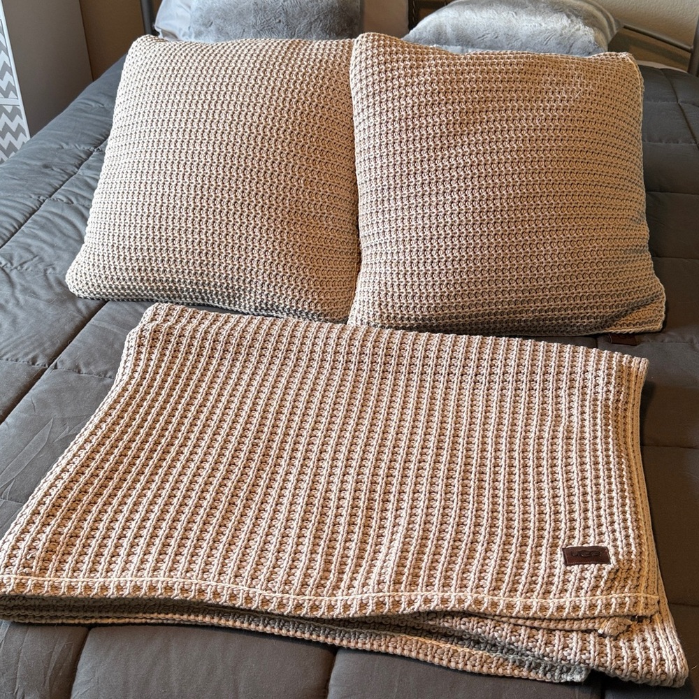 UGG Luna Knit Waffle Throw Blanket and Pillow Set - Gray